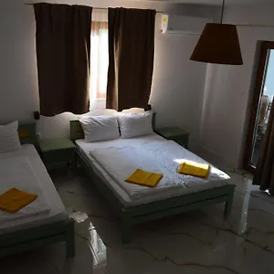 Airport Karoly بيت ضيافة فيتْشيش